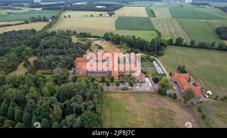 Juli 13. 2022, Brecht, Antwerpen, Belgien: Luftaufnahme des Klosters der Nonnen oder Nonnenklosters oder der Abtei von Onze-Lieve-Vrouw van Nazareth, in Brecht. Hochwertige Fotos Stockfoto