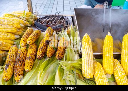 Berühmtes und billigstes Street Food in Istanbul gekochter und gegrillter Mais. Stockfoto