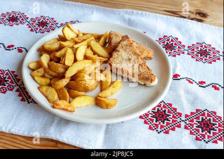 Gebratener Käse mit pommes Frites Stockfoto