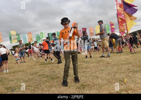 Familien nehmen an einer Nerf-Kriege-Veranstaltung Teil @ Camp Beestival, Lulworth Castle and Estate, Dorset 28. - 31 2022. Juli Stockfoto