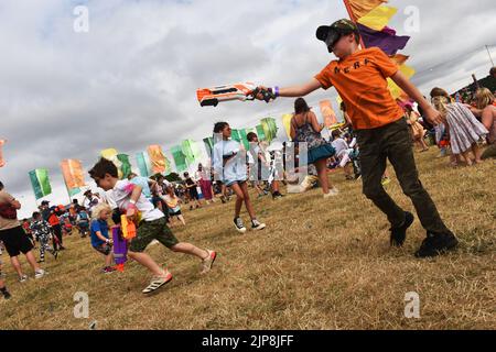 Familien nehmen an einer Nerf-Kriege-Veranstaltung Teil @ Camp Beestival, Lulworth Castle and Estate, Dorset 28. - 31 2022. Juli Stockfoto