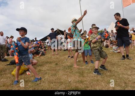 Familien nehmen an einer Nerf-Kriege-Veranstaltung Teil @ Camp Beestival, Lulworth Castle and Estate, Dorset 28. - 31 2022. Juli Stockfoto