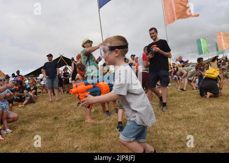 Familien nehmen an einer Nerf-Kriege-Veranstaltung Teil @ Camp Beestival, Lulworth Castle and Estate, Dorset 28. - 31 2022. Juli Stockfoto