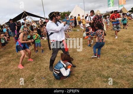 Familien nehmen an einer Nerf-Kriege-Veranstaltung Teil @ Camp Beestival, Lulworth Castle and Estate, Dorset 28. - 31 2022. Juli Stockfoto