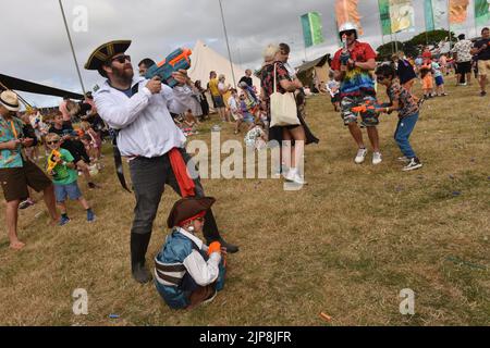 Familien nehmen an einer Nerf-Kriege-Veranstaltung Teil @ Camp Beestival, Lulworth Castle and Estate, Dorset 28. - 31 2022. Juli Stockfoto