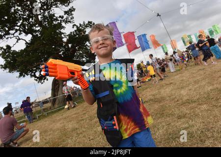 Familien nehmen an einer Nerf-Kriege-Veranstaltung Teil @ Camp Beestival, Lulworth Castle and Estate, Dorset 28. - 31 2022. Juli Stockfoto