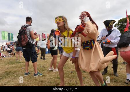 Familien nehmen an einer Nerf-Kriege-Veranstaltung Teil @ Camp Beestival, Lulworth Castle and Estate, Dorset 28. - 31 2022. Juli Stockfoto