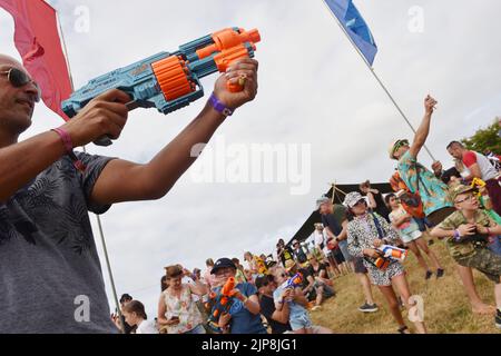 Familien nehmen an einer Nerf-Kriege-Veranstaltung Teil @ Camp Beestival, Lulworth Castle and Estate, Dorset 28. - 31 2022. Juli Stockfoto