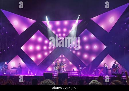 Huelva, Spanien - 25. Mai 2022: Der Sänger Manuel Carrasco bei einem Konzert in seiner Heimatstadt Isla Cristina in Huelva, Andalusien, Spanien Stockfoto