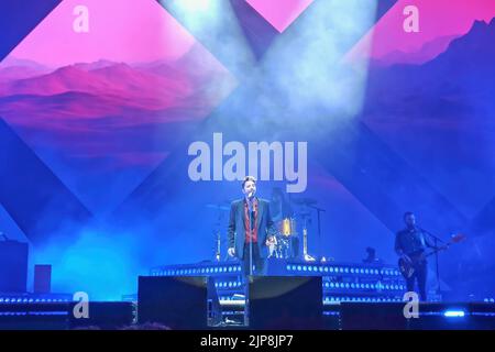 Huelva, Spanien - 25. Mai 2022: Der Sänger Manuel Carrasco bei einem Konzert in seiner Heimatstadt Isla Cristina in Huelva, Andalusien, Spanien Stockfoto