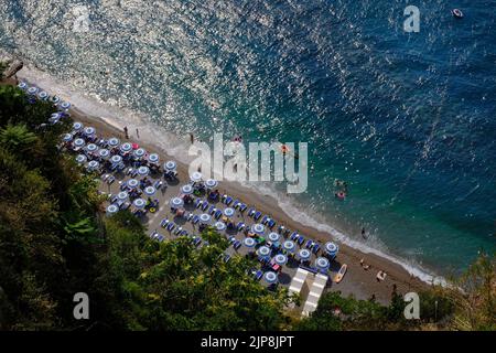 Strand an der Amalfiküste. Vico Equense, Italien. Stockfoto