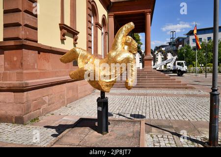 Neustadt an der Weinstraße, Deutschland - August 2022: Vergoldete Bronzeskulptur 'Hambacher Vorbotin' Stockfoto