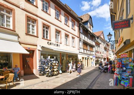 Neustadt an der Weinstraße, Deutschland - August 2022: Alte Altstadt mit kleinen Geschäften, Straßencafés und Menschen an sonnigen Tagen Stockfoto