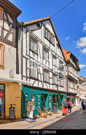 Neustadt an der Weinstraße, Deutschland - August 2022: Altes Fachwerkhaus im historischen Stadtzentrum mit kleinen Geschäften an sonnigen Tagen Stockfoto