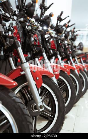 Motorräder standen nebeneinander, Nahaufnahme von vorne. Stockfoto