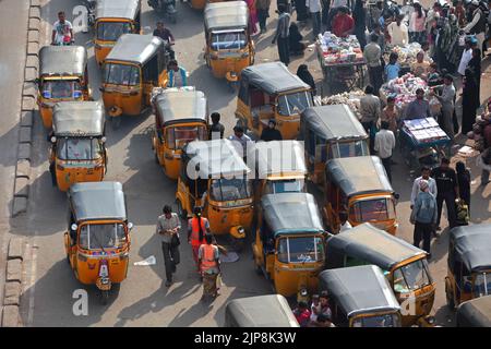 Auto-Rikscha-Verkehr in der Nähe von Charminar, Char Kaman, Ghansi Bazaar, Hyderabad, Andhra Pradesh, Telangana Indien Asien Stockfoto