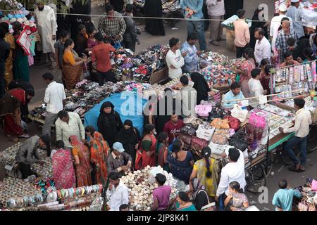 Händler verkaufen überfüllte Straßen in der Nähe von Charminar, Char Kaman, Ghansi Bazaar, Hyderabad, Andhra Pradesh, Telangana Indien Asien Stockfoto