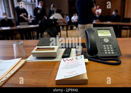 Düsseldorf, Deutschland. 16. August 2022. Im Gerichtssaal des Verwaltungsgerichts Düsseldorf liegt ein Buch mit dem Verwaltungsgerichtsgesetz. Corona-Soforthilfe für kleine Unternehmen und Selbständige besetzt jetzt die Justiz in Nordrhein-Westfalen. Das Verwaltungsgericht Düsseldorf verhört die Klage von drei Empfängern der Soforthilfe gegen Rückzahlungsansprüche der Bezirksregierung Düsseldorf. Quelle: Federico Gambarini/dpa/Alamy Live News Stockfoto