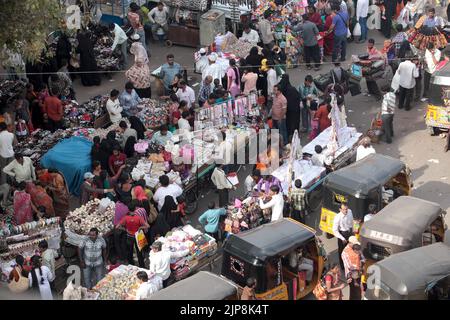 Händler verkaufen überfüllte Straßen in der Nähe von Charminar, Char Kaman, Ghansi Bazaar, Hyderabad, Andhra Pradesh, Telangana Indien Asien Stockfoto