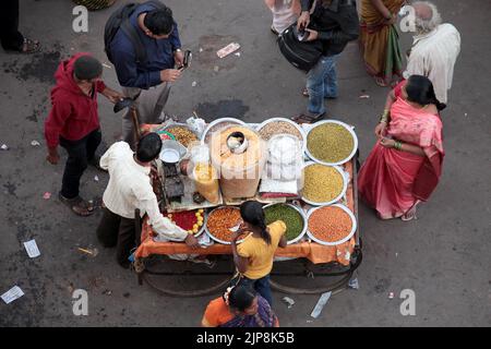 Imbissverkäufer in der Nähe von Charminar, Char Kaman, Ghansi Bazaar, Hyderabad, Andhra Pradesh, Telangana Indien Asien Stockfoto