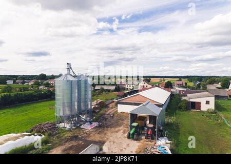 Luftaufnahme von einem Bauernhof und Feldern während der Erntezeit. Hochwertige Fotos Stockfoto