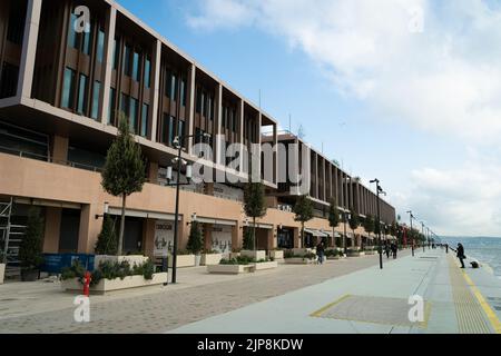 Istanbul, Türkei - 31. Oktober 2021: Galataport, Kreuzfahrthafen und Einkaufszentrum an der 1,2 Kilometer langen Küste am Bosporus. Eines der Besten Stockfoto