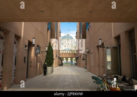 Istanbul, Türkei - 31. Oktober 2021: Nusretiye Moschee zwischen den Mauern von Galataport, Kreuzfahrthafen in Istanbul. Stockfoto