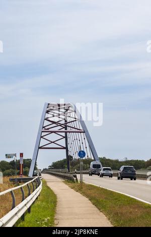 Domtiz, Deutschland - 2. August 2022: Gedenkschild und Brücke entlang der ehemaligen innerdeutschen Grenze in Domitz in Deutschland zur Erinnerung an die deutsche Abteilung in Ost- und Westdeutschland Stockfoto