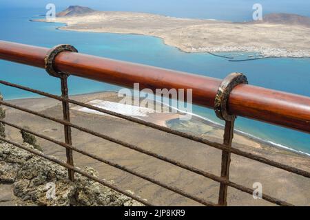 Salinas del Río im Vordergrund mit Isla de La Graciosa im Hintergrund Stockfoto