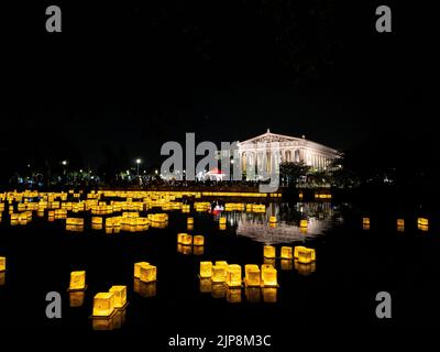 Eine Aufnahme von Parthenon, der sich während des Nashville Water Lantern Festival in der Nacht in einem See spiegelt Stockfoto