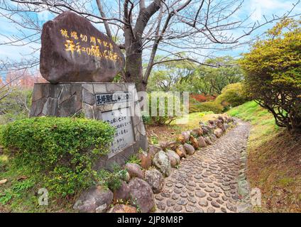 nagasaki, kyushu - dezember 11 2021: Denkmal zum Gedenken an das 50.-jährige Jahr der Atombombe und in der Hoffnung auf den Frieden in der zukünftigen Welt, errichtet von theNa Stockfoto