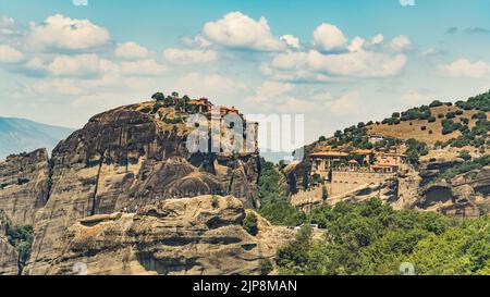 Panoramaaussicht aus der Vogelperspektive über die Meteora-Klöster in Griechenland. Natur kombiniert mit von Menschen erbauter Architektur. Hochwertige Fotos Stockfoto