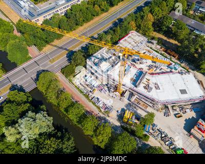 Drohnenblick auf Großkrane auf der Baustelle in Alkmaar Niederlande Stockfoto