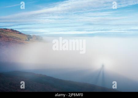 Seltsames Wetterphänomen in Großbritannien: Brocken-Gespenst aus Burley Moor in einer Wolkeninversion im Wharfedale Valley, West Yorkshire, England Stockfoto