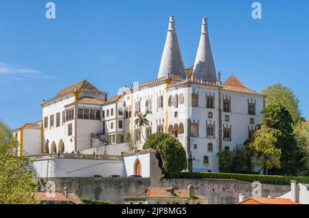 Panorama des Nationalpalastes von Sintra bei sonnigem Tag in der Stadt Sintra, Portugal Stockfoto