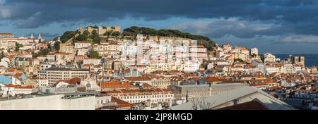 Lissabon, Portugal Stadtbild mit historischem Schloss Sao Jorge und Altstadt bei Sonnenuntergang Stockfoto