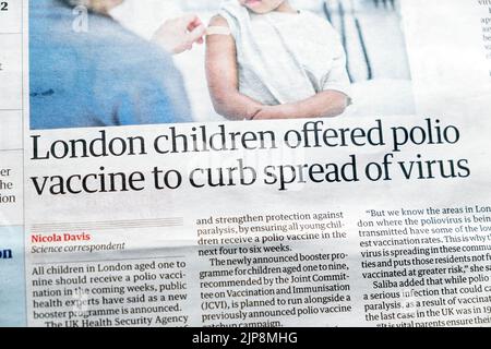 „Londoner Kinder boten Polio-Impfstoff an, um die Ausbreitung des Virus einzudämmen“ Headline-Artikel der Zeitung Guardian vom 11. August 2022 London England Großbritannien Stockfoto