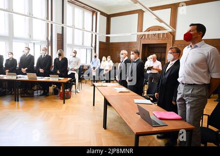 Düsseldorf, Deutschland. 16. August 2022. Die Prozessanten stehen im Gerichtssaal des Verwaltungsgerichts Düsseldorf. Corona-Soforthilfe für kleine Unternehmen und Selbständige besetzt jetzt die Justiz in Nordrhein-Westfalen. Das Verwaltungsgericht Düsseldorf verhört die Klage von drei Empfängern der Soforthilfe gegen Rückzahlungsansprüche der Bezirksregierung Düsseldorf. Quelle: Federico Gambarini/dpa/Alamy Live News Stockfoto