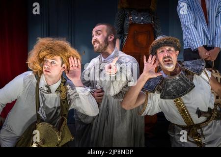 Eine Aufführung Von A Midsummer Night's Dream von der Duke's Theatre Company im Trebah Garden Amphitheater in Cornwall in Großbritannien. Stockfoto