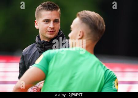 EINDHOVEN, NIEDERLANDE - 15. AUGUST: Vierter offizieller Thomas Hardeman und Schiedsrichter Michael Eijgelsheim während des niederländischen Keukenkampioendivisie-Spiels zwischen Jong PSV und FC Dordrecht am 15. August 2022 auf dem PSV Campus De Herdgang in Eindhoven, Niederlande (Foto: Joris Verwijst/Orange Picches) Stockfoto