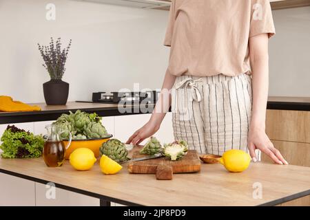 Frau in der Küche bereitet sich auf das Kochen vor Stockfoto