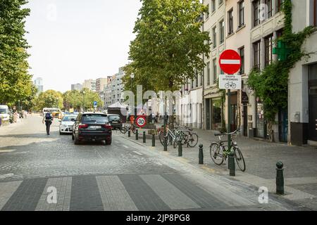 Die Abbildung zeigt den ersten Tag eines neuen Umlaufplans für das Stadtzentrum (Vijfhoek - Pentagone), in Brüssel, Dienstag, den 16. August 2022. Die letzten Änderungen wurden am Dienstagmorgen vorgenommen, und Stewards werden an vielen Orten sein, um Autofahrer und andere Verkehrsteilnehmer in die richtige Richtung zu lenken. Mit dem neuen Verkehrsnetz soll der Transitverkehr in den belebten und bevölkerten Gebieten des Stadtzentrums verringert und Fußgängern, Radfahrern und öffentlichen Verkehrsmitteln mehr Platz gegeben werden. Das Brüsseler Zentrum muss zu einer verkehrsberuhigten Zone werden. Weniger Durchgangsverkehr und mehr Platz für gefährdete r Stockfoto