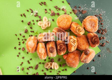 Bombolon ein italienischer gefüllter Donut in vier verschiedenen Geschmacksrichtungen Stockfoto