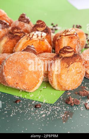 Bombolon ein italienischer gefüllter Donut in vier verschiedenen Geschmacksrichtungen Stockfoto