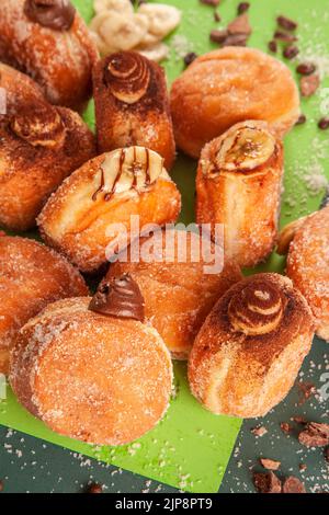 Bombolon ein italienischer gefüllter Donut in vier verschiedenen Geschmacksrichtungen Stockfoto