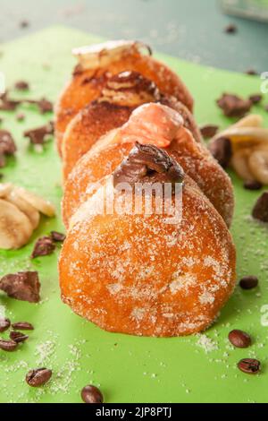 Bombolon ein italienischer gefüllter Donut in vier verschiedenen Geschmacksrichtungen Stockfoto