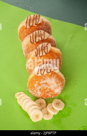 Banoffee Pie Bombolon ein italienischer gefüllter Donut in vier verschiedenen Geschmacksrichtungen Stockfoto