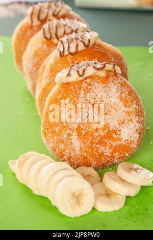 Banoffee Pie Bombolon ein italienischer gefüllter Donut in vier verschiedenen Geschmacksrichtungen Stockfoto