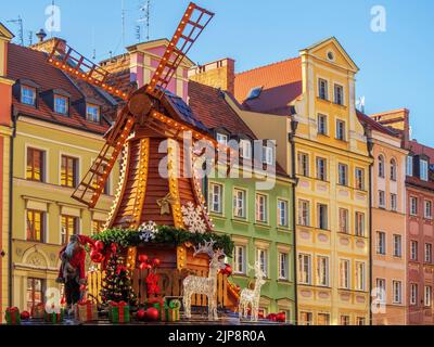 Traditionelle Weihnachtsmesse in Europa. Dekorationen auf dem Weihnachtsmarkt in der alten europäischen Stadt an einem sonnigen Wintertag Stockfoto