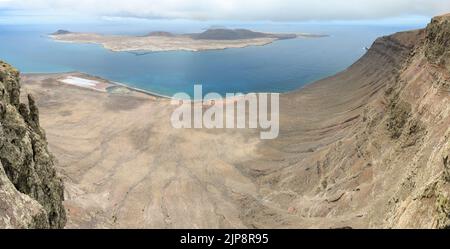 Salinas del Río im Vordergrund mit Isla de La Graciosa im Hintergrund Stockfoto